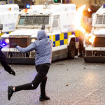 Otra jornada de violencia en Irlanda del Norte: la Policía dispersa a los manifestantes con cañones de agua