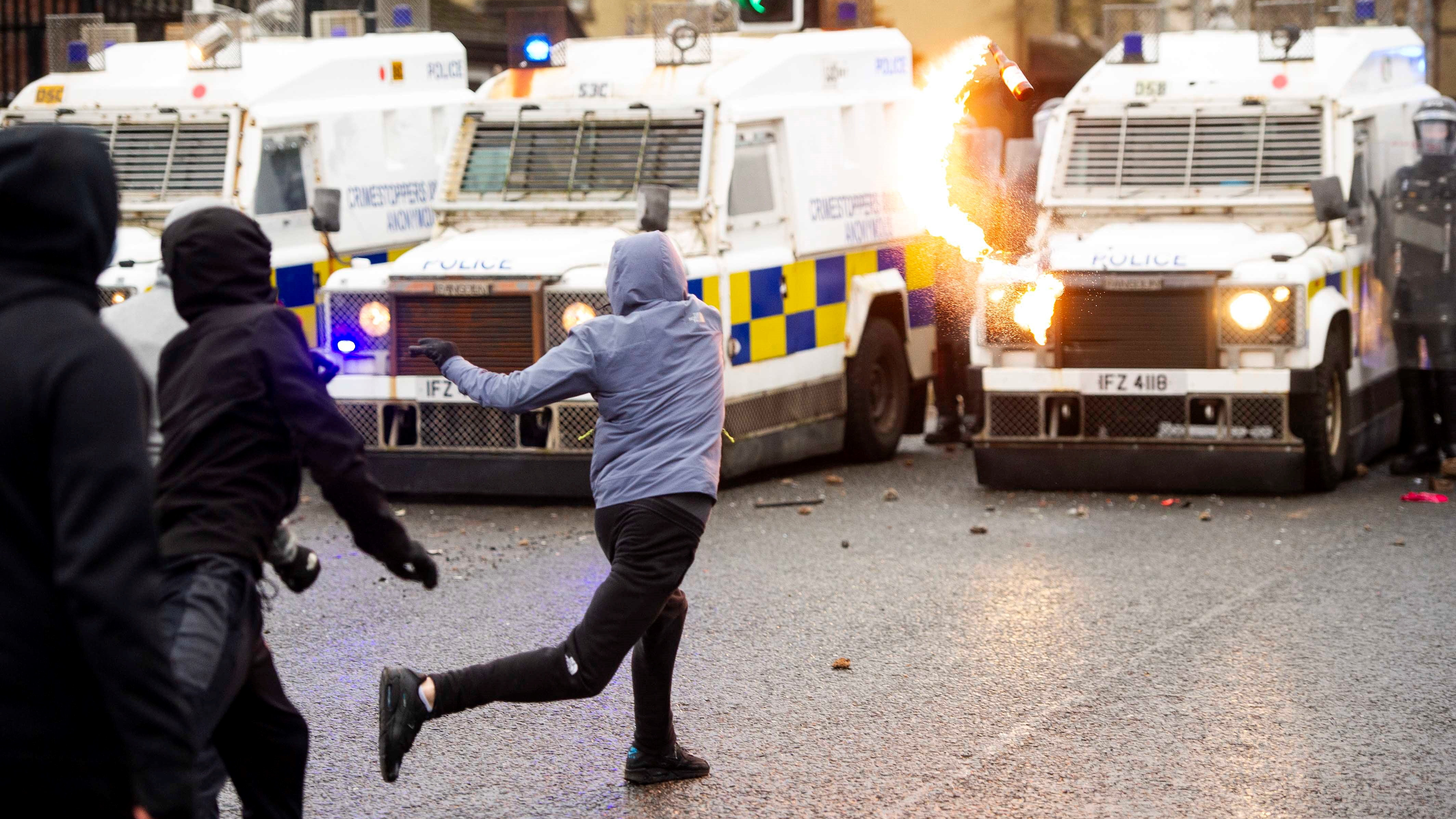 Otra jornada de violencia en Irlanda del Norte: la Policía dispersa a los manifestantes con cañones de agua