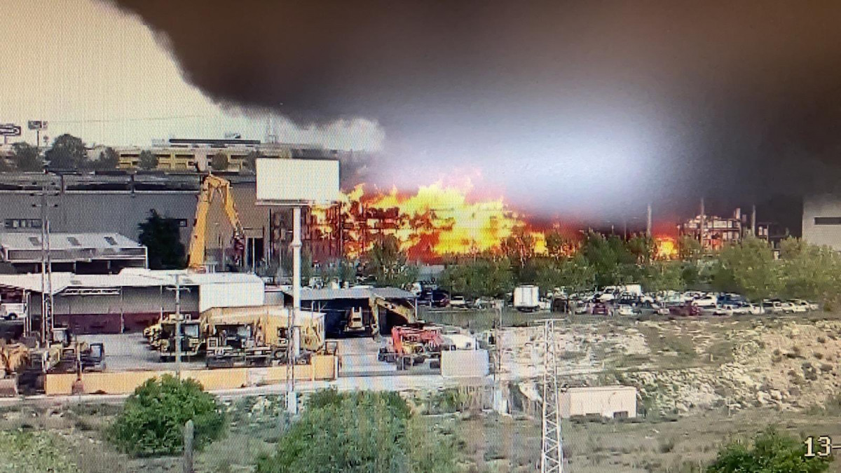 El incendio de una nave industrial en Seseña Nuevo (Toledo) provoca una gran nube de humo