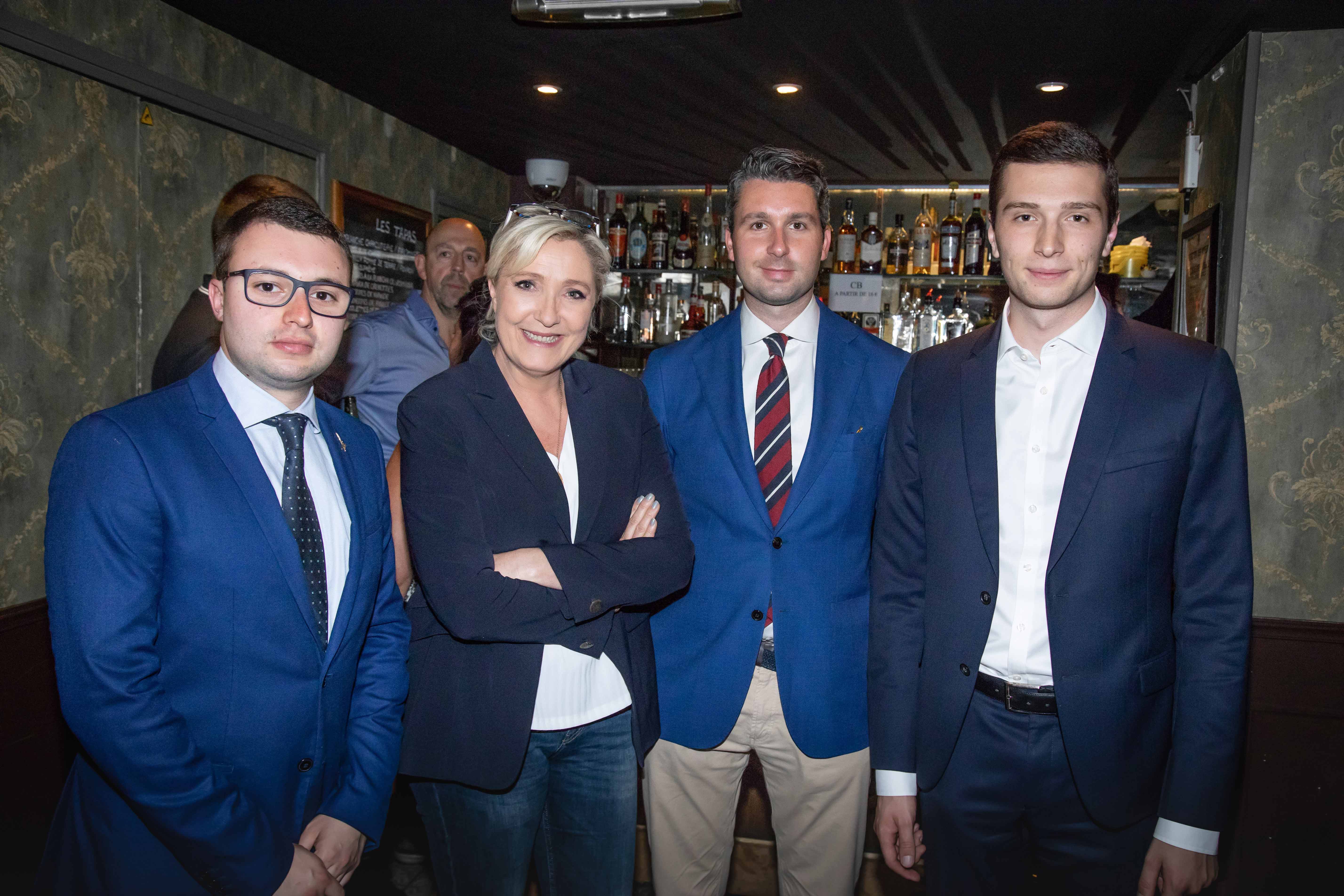 Marine Le Pen con varios cuadros jóvenes, entre ellos Jordan Bardella, candidato a las europeas de 23 años (el más a la derecha)