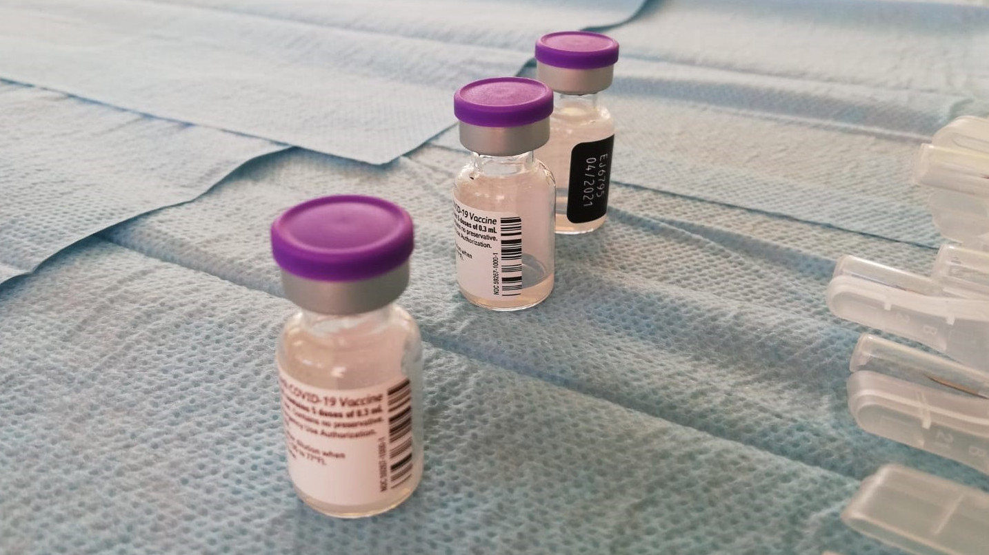 El Gobierno y las comunidades analizan el retraso de la esperada vacuna de Janssen