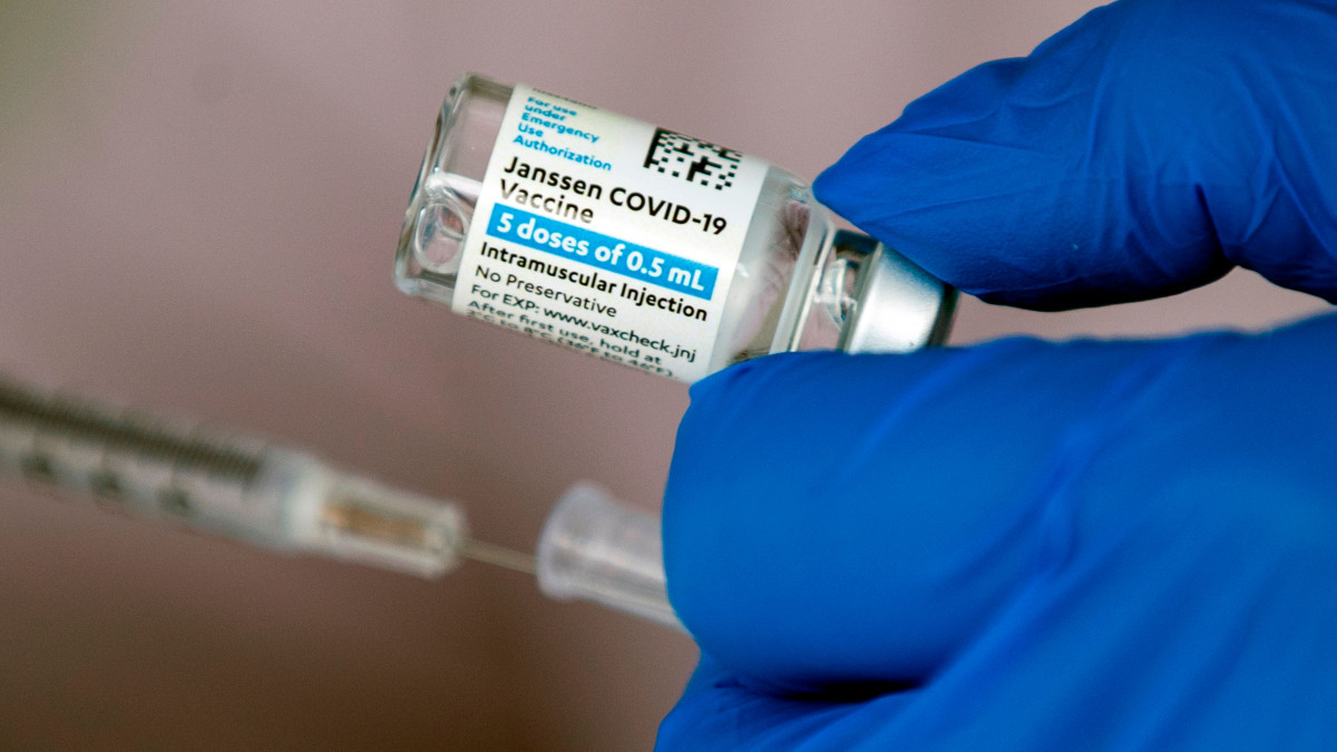 Sanidad acuerda suministrar la vacuna de Janssen a personas de 50 a 59 años