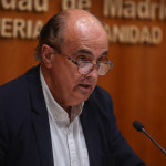 Madrid amenaza con cerrar los centros de vacunación masiva si no llegan más dosis