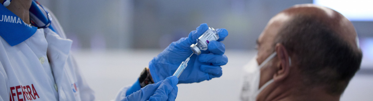 Una persona recibe la vacuna contra la covid en el Wanda Metropolitano (Madrid)