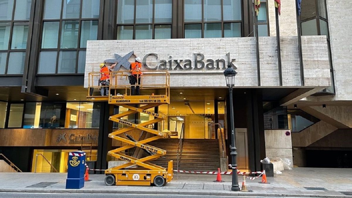 Despidos en CaixaBank: el rostro amargo de una fusión