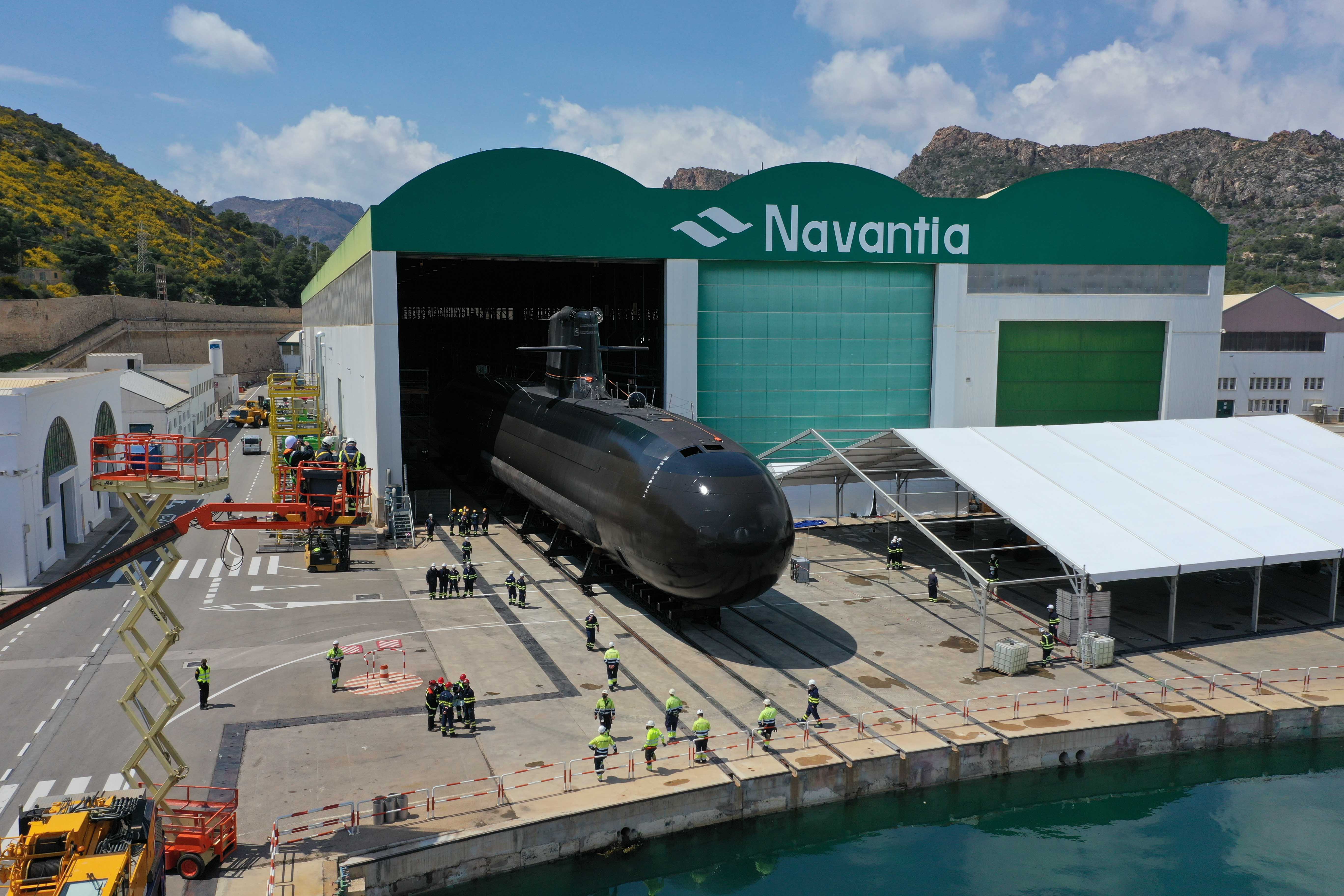 El submarino 'Isaac Peral' sale del astillero de Navantia en Cartagena.