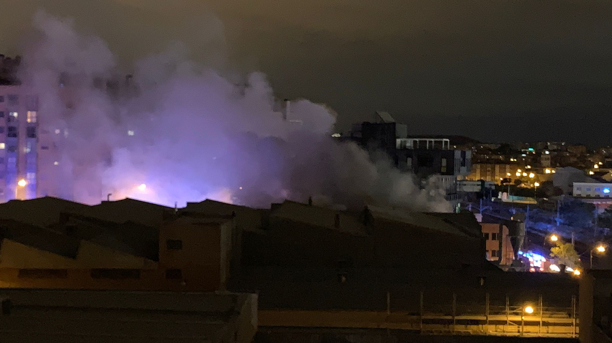 Los bomberos extinguen un incendio en una nave de Puente de Vallecas (Madrid)