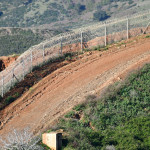 Un tramo del vallado perimetral marroquí que separa España de Marruecos, frente a la valla española, situada en Ceuta.