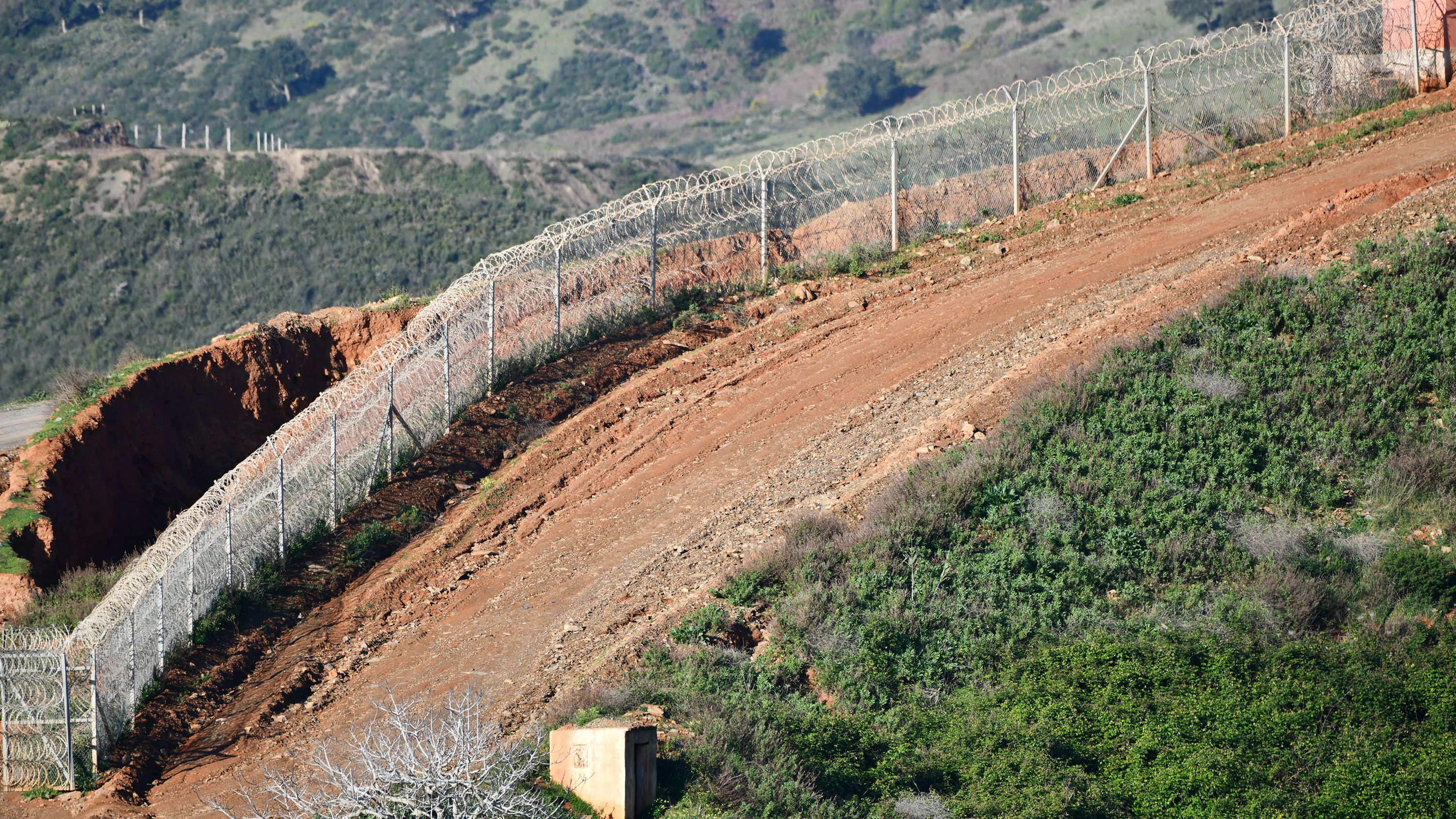 Un tramo del vallado perimetral marroquí que separa España de Marruecos, frente a la valla española, situada en Ceuta.