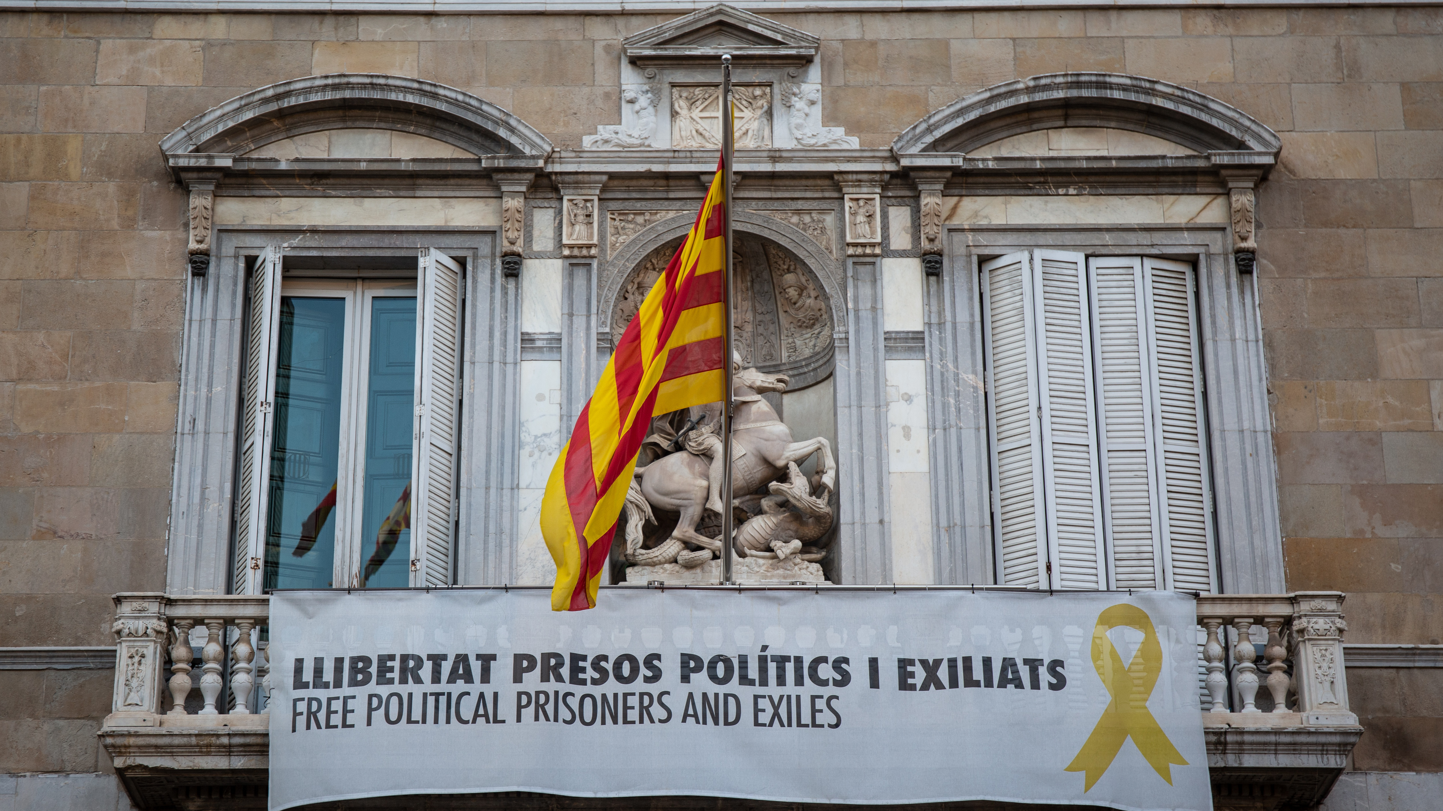 La Justicia falla que la pancarta por los presos del 1-O en la Generalitat fue "partidista"