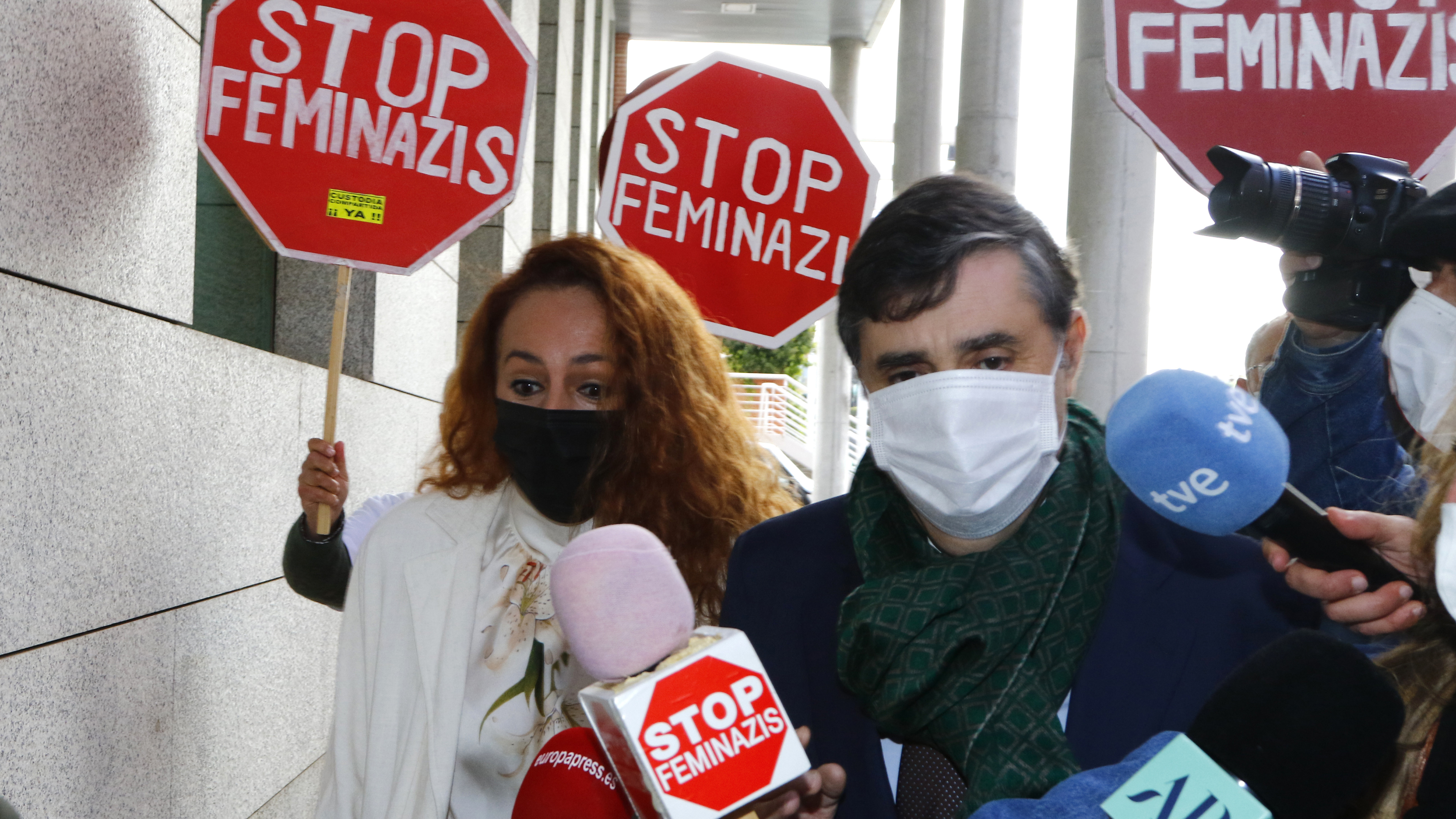 Rocío Carrasco, increpada en los juzgados con pancartas de 'Stop Feminazis'