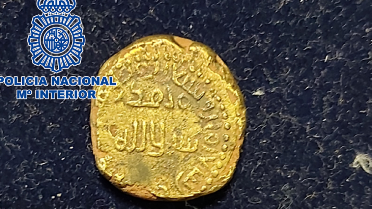 La Policía recupera un dinar de oro del siglo VIII que iba a ser vendido en Wallapop