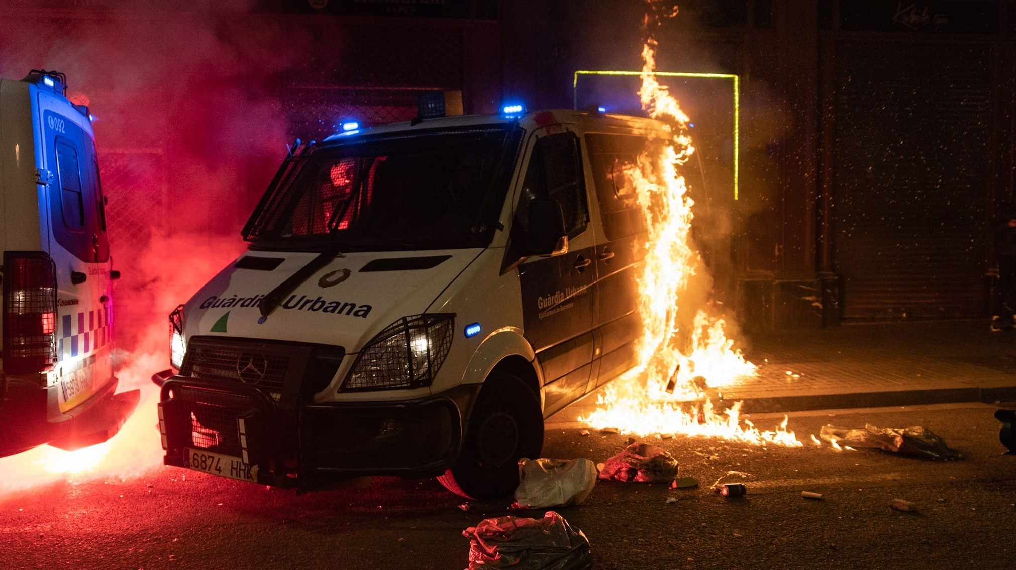 En libertad una acusada de quemar un furgón de la Guardia de Barcelona con un agente dentro