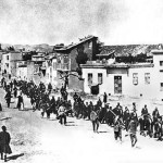 Un grupo de armenios es conducido a su lugar de ejecución.