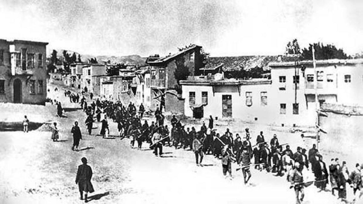 Un grupo de armenios es conducido a su lugar de ejecución.