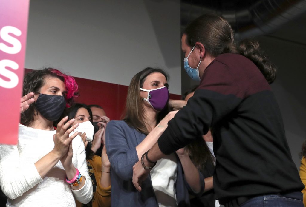 Pablo Iglesias con Irene Montero, tras anunciar su dimisión.