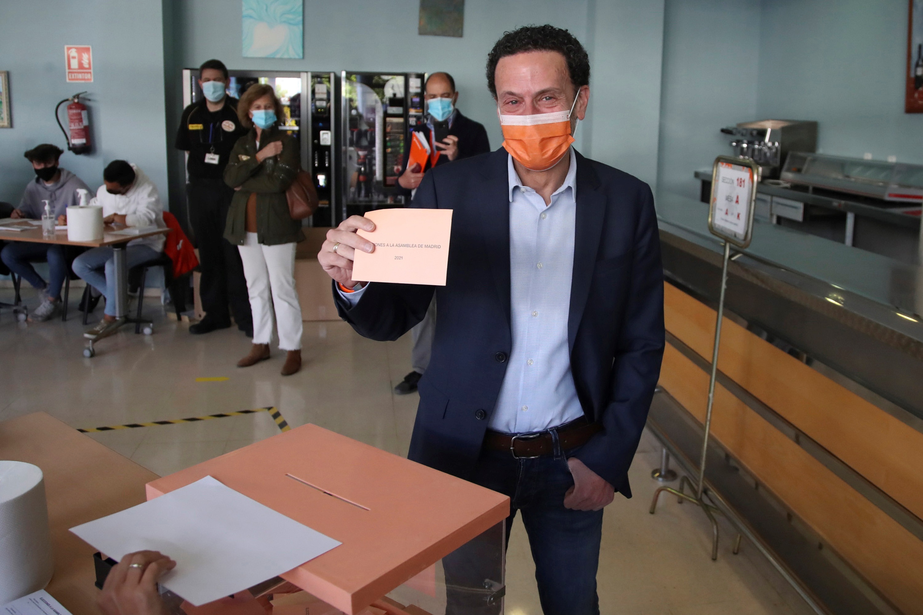 El candidato de Ciudadanos, Edmundo Bal, vota en el Centro Cultural Alfredo Kraus.