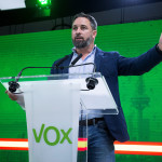 Abascal acusa a Sánchez de "cocinar" la ilegalización de Vox con "montajes"