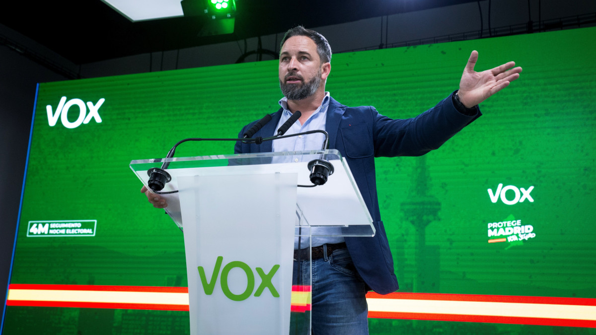 Abascal acusa a Sánchez de "cocinar" la ilegalización de Vox con "montajes"