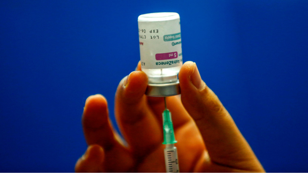 AstraZeneca admite por primera vez que su vacuna contra el Covid puede provocar  trombosis