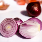 Cómo suavizar el fuerte sabor de la cebolla cruda para las ensaladas