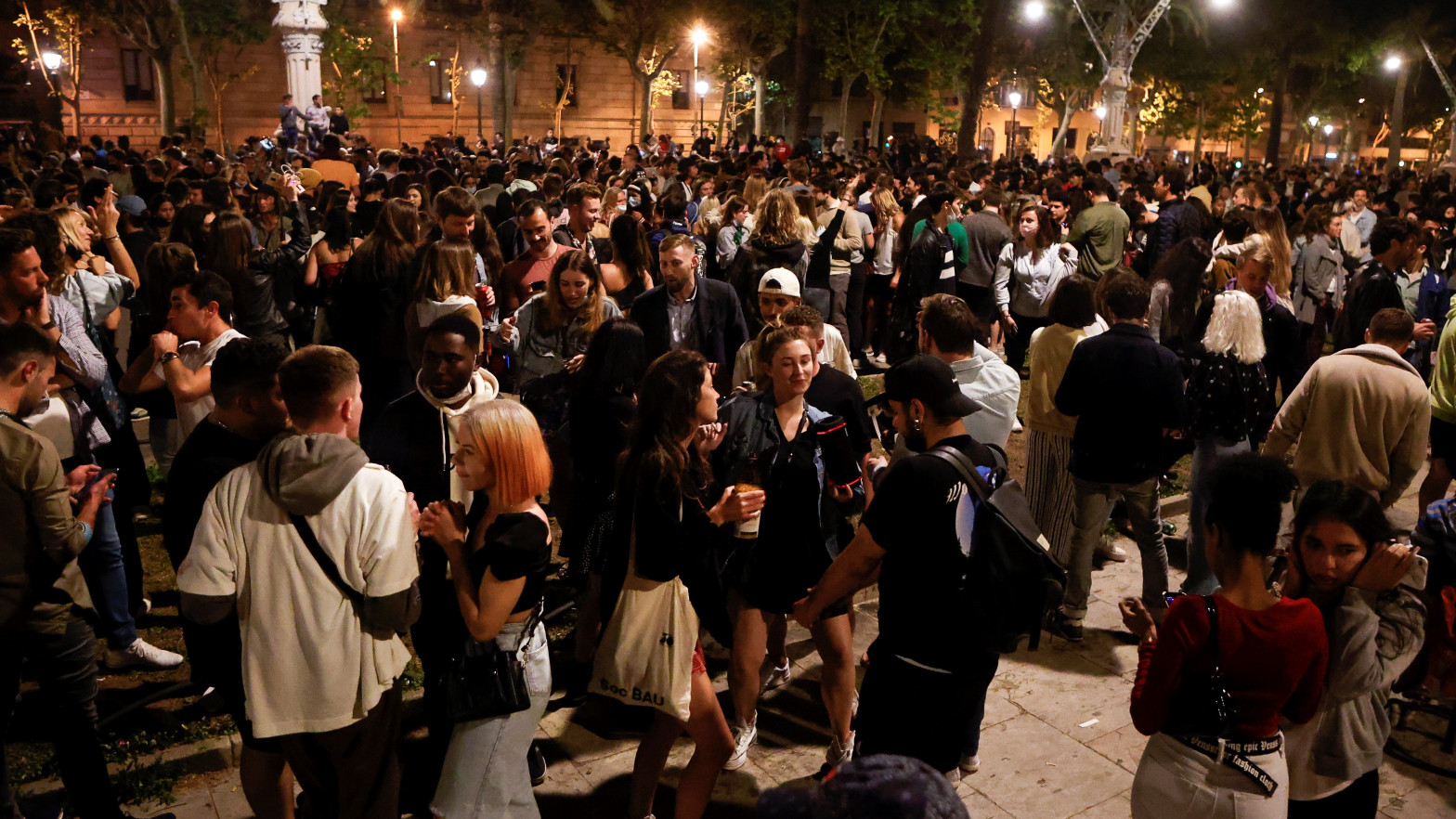 Sin mascarillas y sin distancia: miles de personas celebran el fin del  estado de alarma en toda España - Vozpópuli