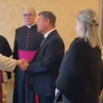 Polémica por la recepción del Papa a Page y a la alcaldesa de Toledo sin mascarilla y dándose la mano