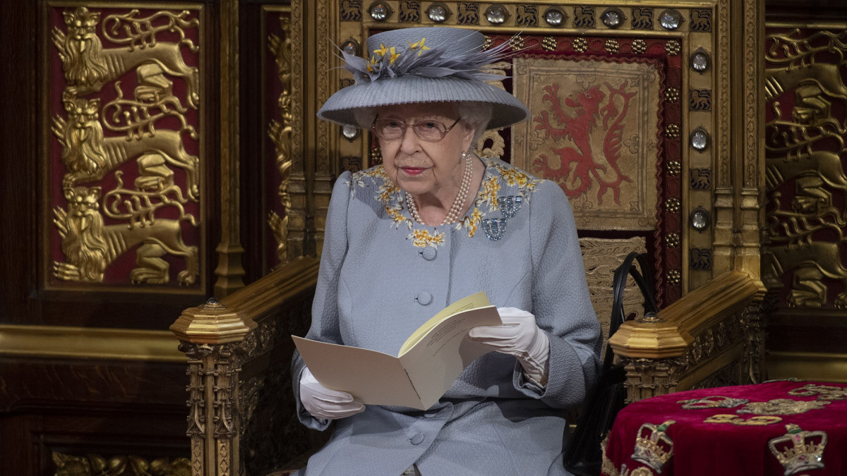 La Reina Isabel de Inglaterra reaparece en el primer acto público tras la muerte de su esposo