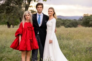 Alejandra Ruiz, con sus hermanos Isabella y Juan, en la boda