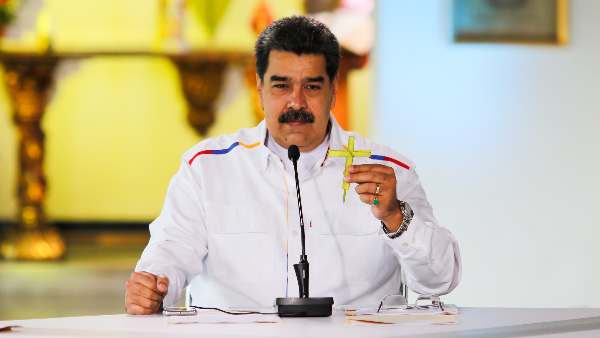 Maduro acusa a Guaidó de querer negociar porque está "aislado y derrotado"