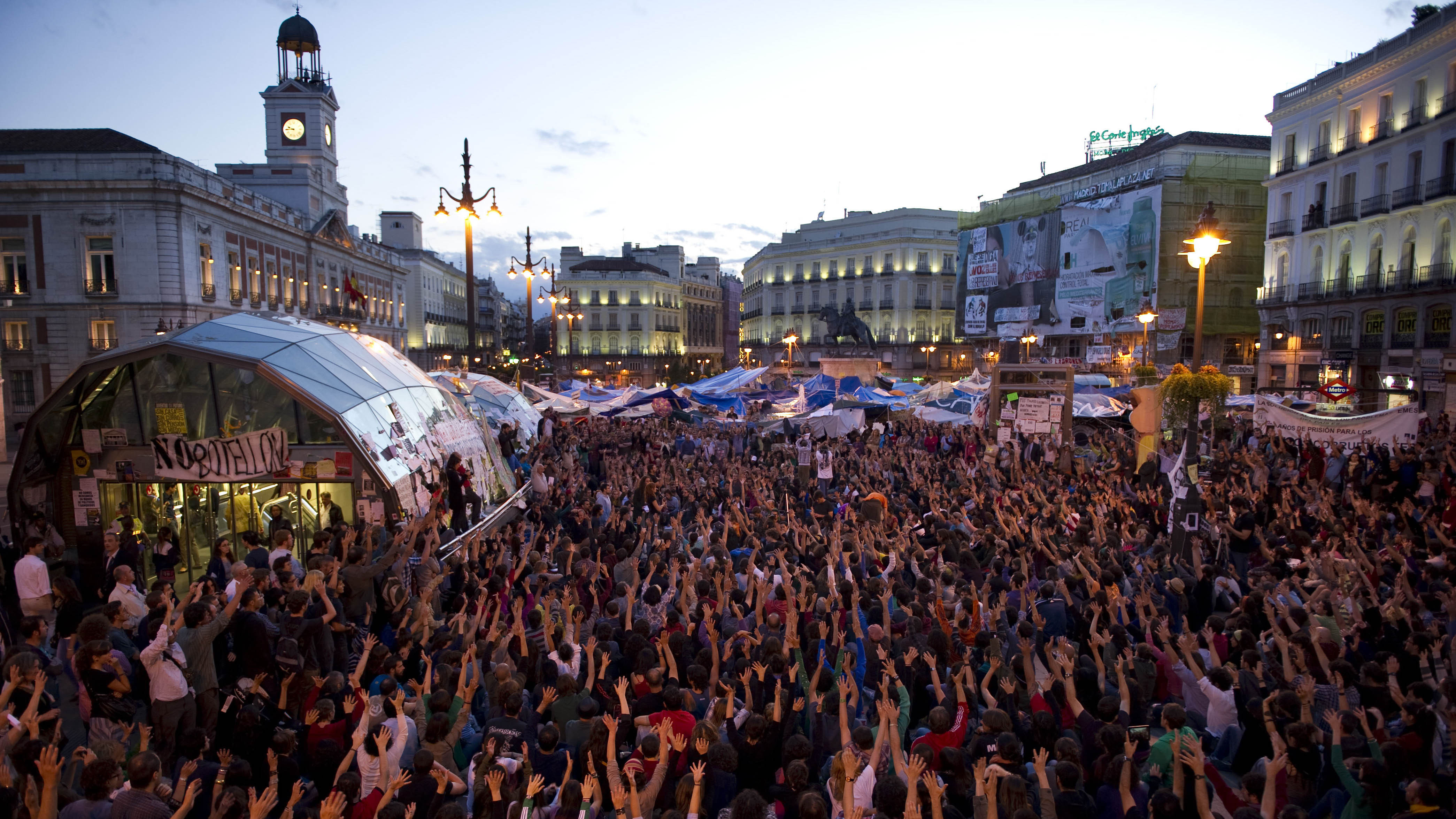 Los manifestantes levantan las manos en las protestas del 15M