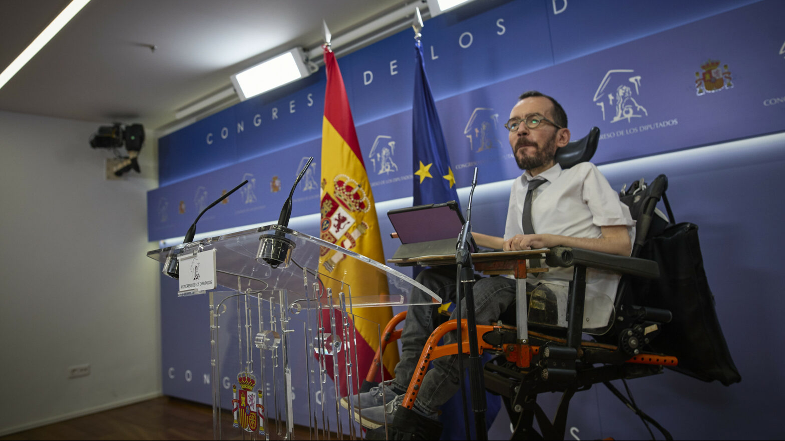 Feministas acusan a Echenique de violar el código de conducta por llamarlas basura tránsfoba