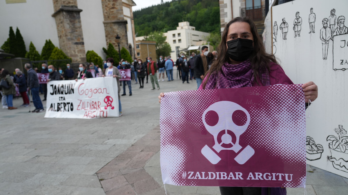 Vecinos de Zalla se manifiestan tras la finalización de la búsqueda de una de las víctimas del vertedero de Zaldibar