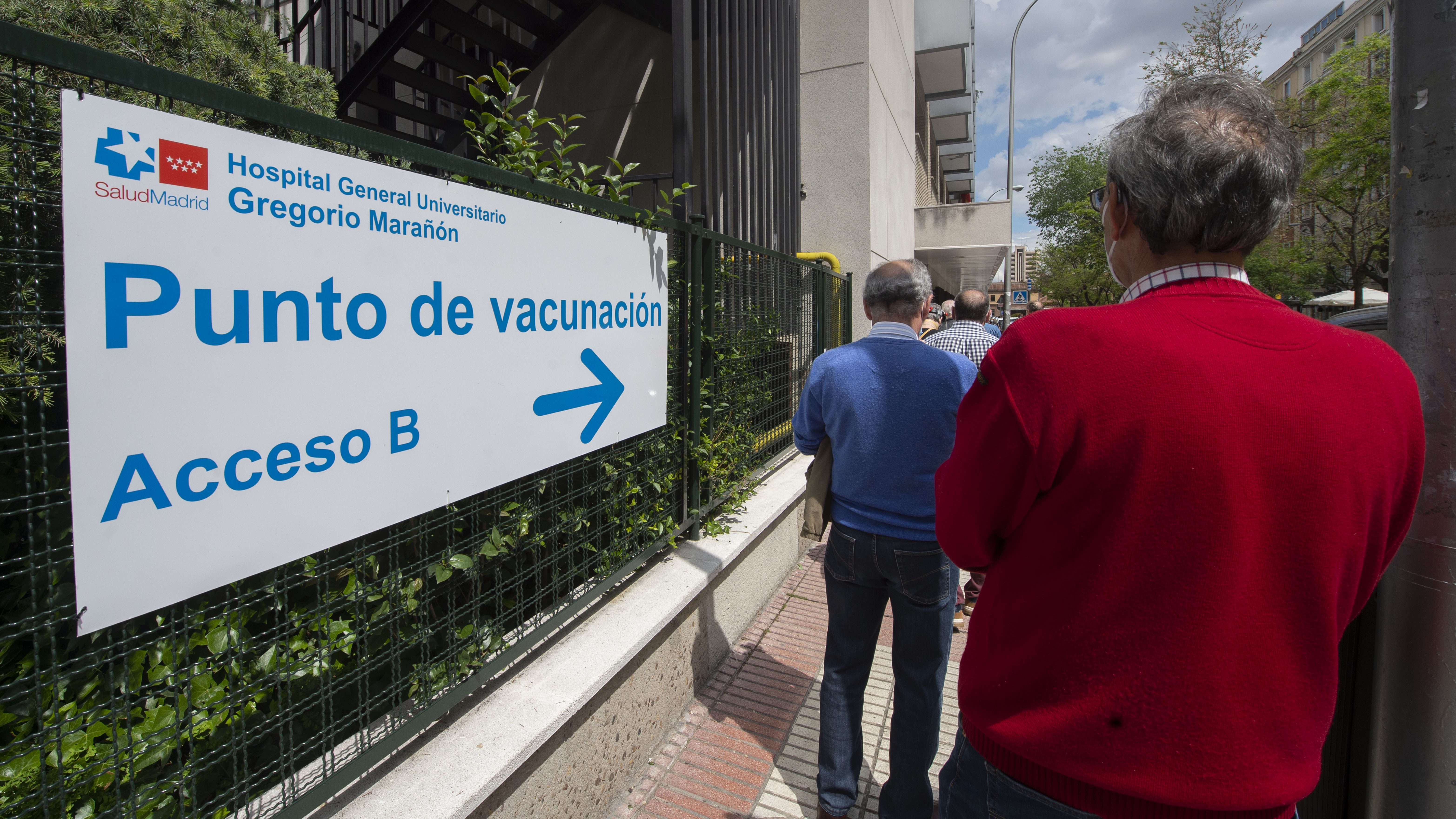 Varias personas esperan para recibir la vacuna contra la covid-19 en el Hospital Gregorio Marañón, Madrid