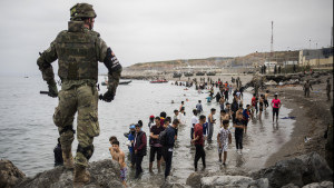 Un grupo de personas llega a la frontera entre Ceuta y Marruecos.