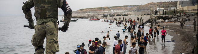 Un grupo de personas llega a la frontera entre Ceuta y Marruecos.