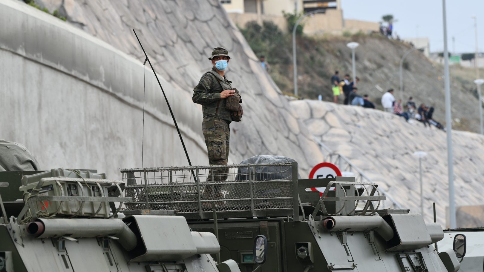 Un militar del ejército español vigila durante las devoluciones en caliente en Ceuta.