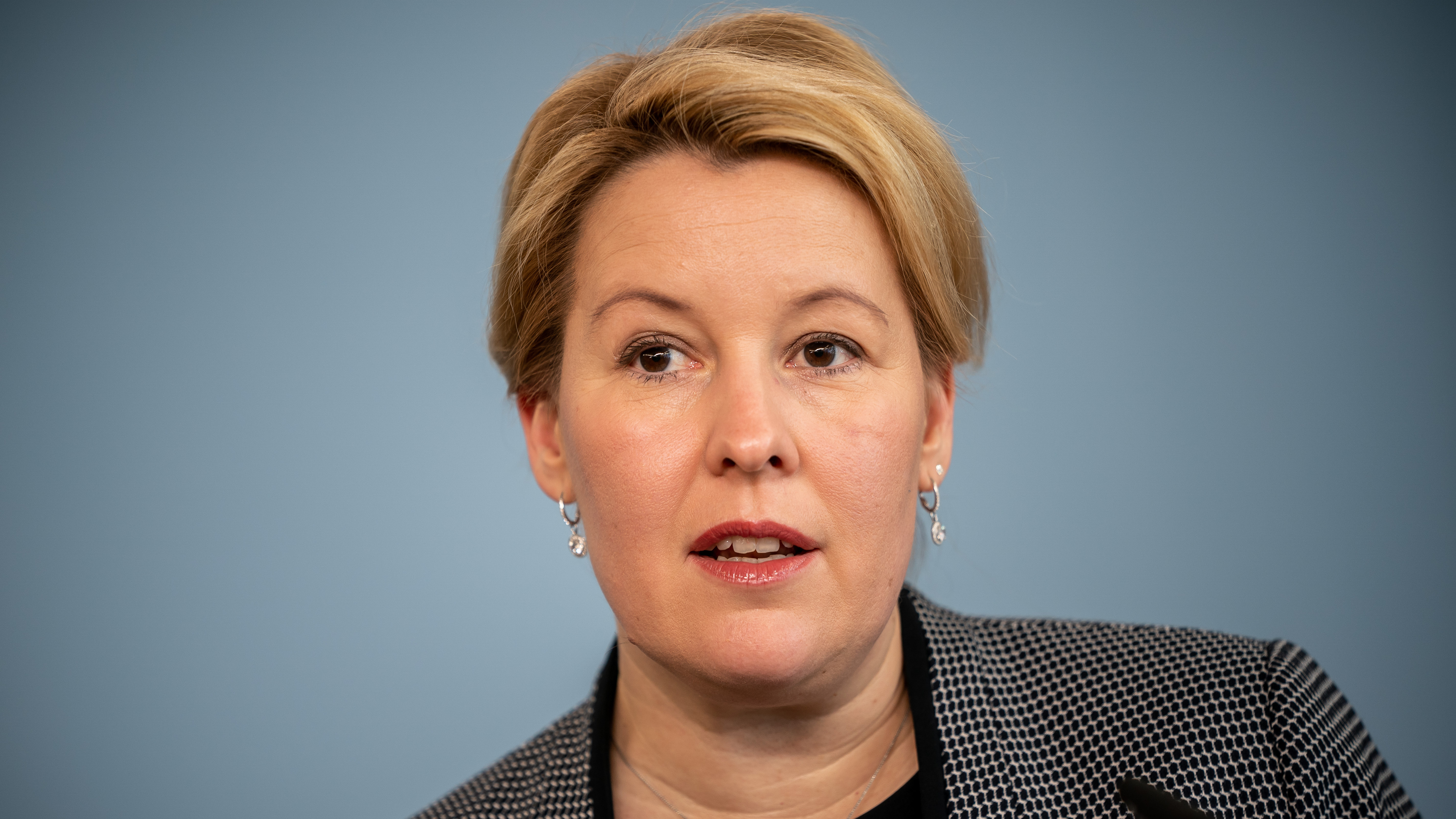 La ministra alemana de Familia dimite por presunto plagio en su tesis doctoral