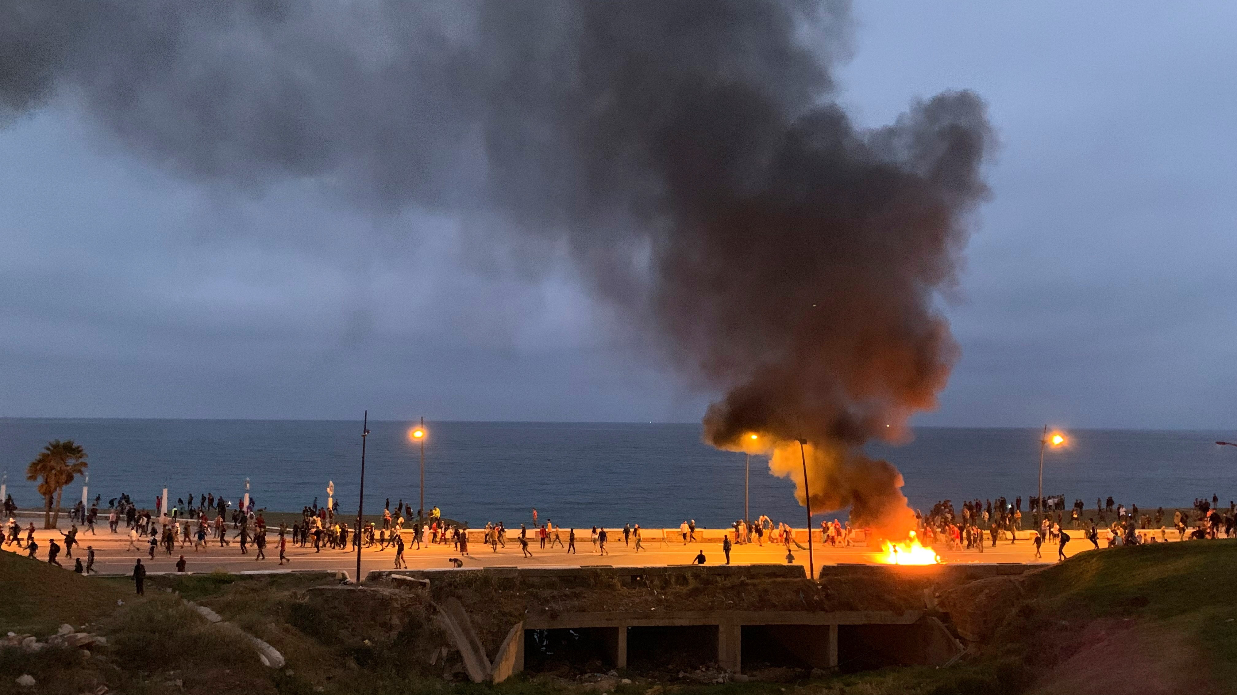 Cientos de inmigrantes se enfrentan a policías y provocan graves disturbios en Ceuta