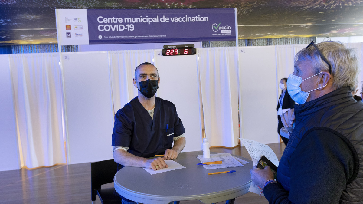 Francia adelanta al 31 de mayo la vacunación para toda la población adulta
