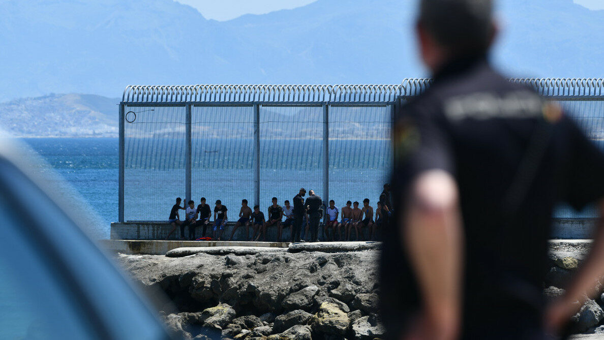 Un grupo de inmigrantes marroquíes en las inmediaciones de la valla de Ceuta.
