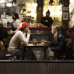 Dos jóvenes en el interior de un bar en el barrio de las Letras de Madrid.