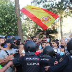 La Policía controla a un grupo de manifestantes con motivo de la presencia del presidente de Vox, Santiago Abascal, en Ceuta