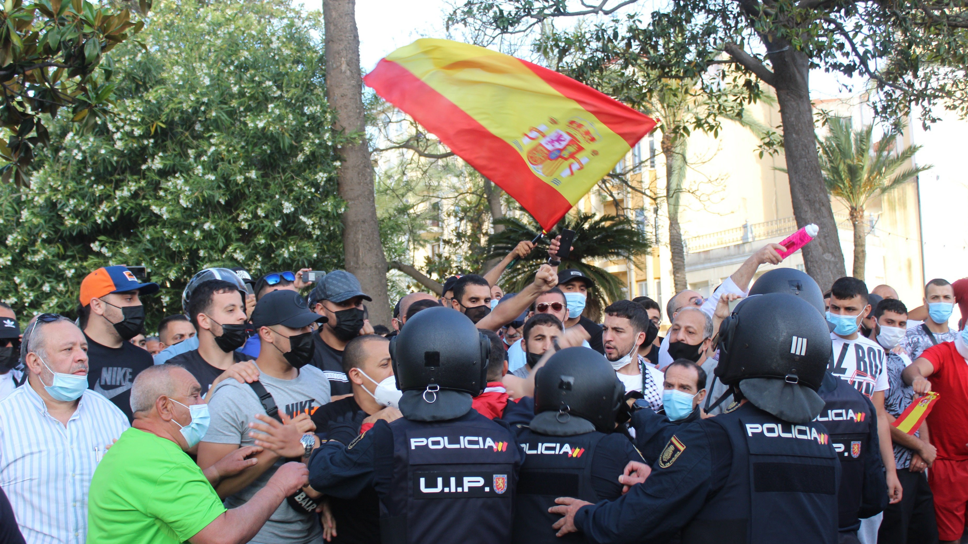 La Policía controla a un grupo de manifestantes con motivo de la presencia del presidente de Vox, Santiago Abascal, en Ceuta