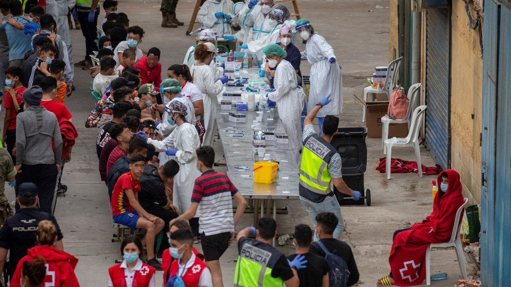 Sanitarios realizan test anti covid en Ceuta a las personas que llegaron desde Marruecos por vías irregulares