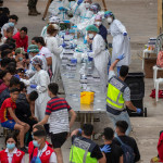 Sanitarios realizan test anti covid en Ceuta a las personas que llegaron desde Marruecos por vías irregulares