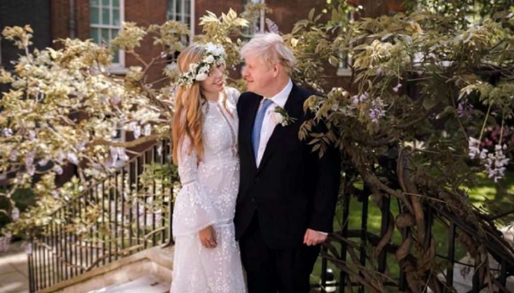 Boris Johnson y su mujer Carrie posan juntos tras su boda