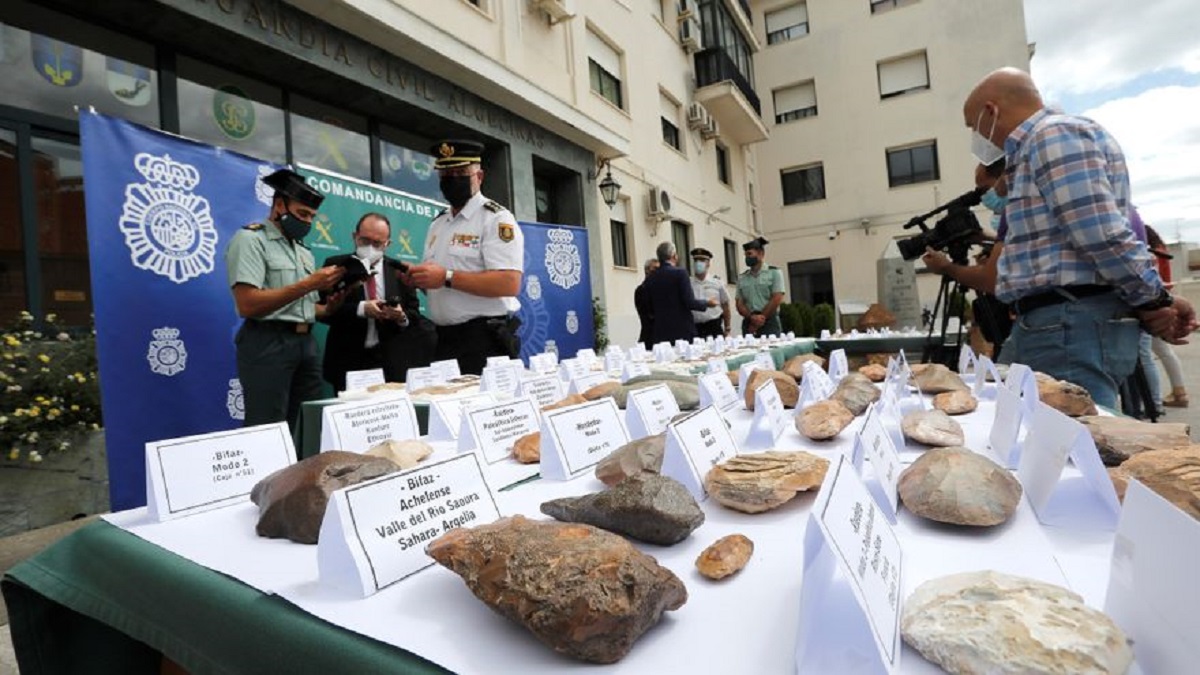 Incautan a un coleccionista de La Línea (Cádiz) más de 500 útiles prehistóricos