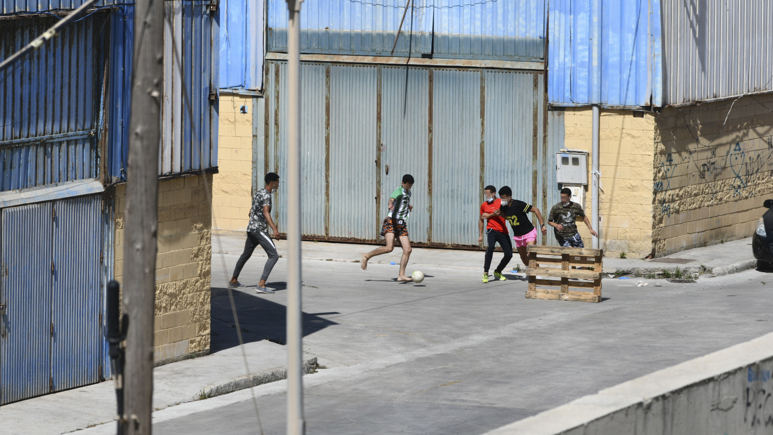 Interceptan 14 menores con covid cuando se fugaban de la cuarentena en Ceuta