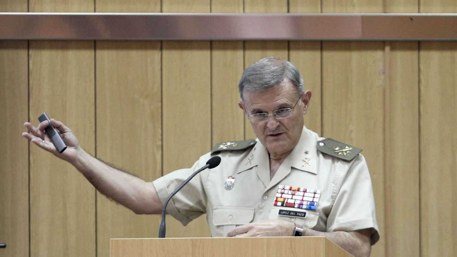 Robles planea ascender en su gabinete al héroe militar de la lucha